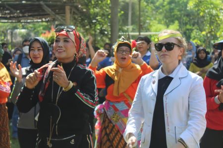 Ketua TP PKK Jember, Kasih Fajarini, Ajak Berwisata ke Pasar Lumpur di Ledokombo